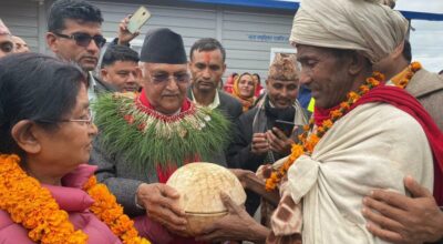 अध्यक्ष ओलीलाई राउटे मुखिया शाहीद्वारा कोसी उपहार