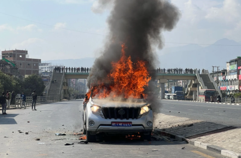 ललितपुरको बालकुमारीमा प्रदर्शनकारीले जलाए मन्त्रीको गाडी