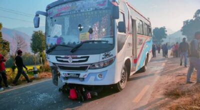 बसले मोटरसाइकललाई ठक्कर