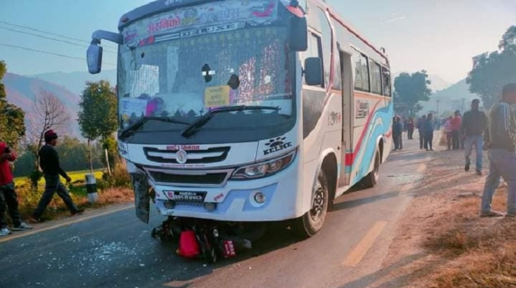 बसले मोटरसाइकललाई ठक्कर