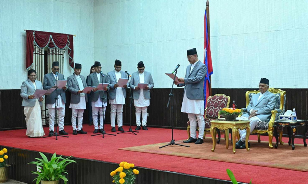 न्यायाधीशले लिए शपथ