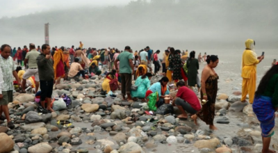 पवित्र तीर्थस्थल देवघाटमा स्नान गर्न भक्तजनको घुइँचो