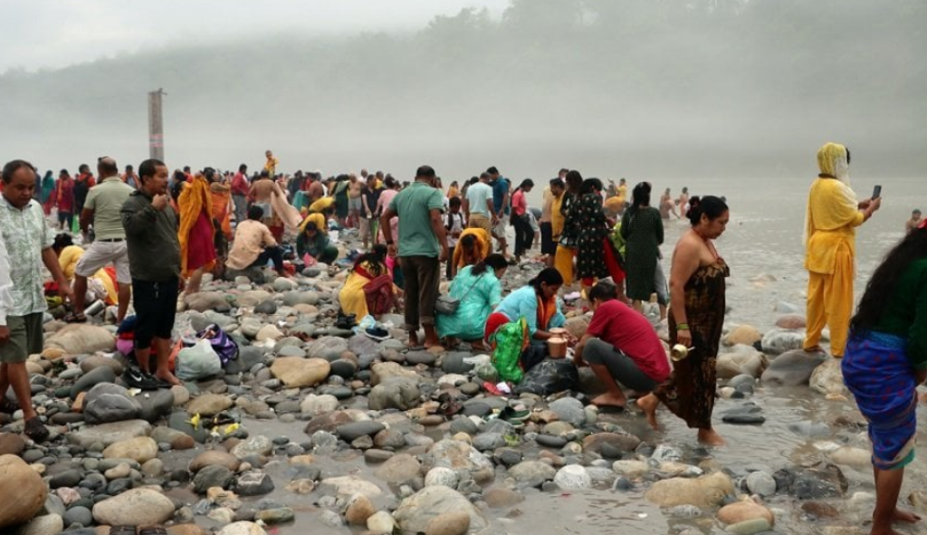 पवित्र तीर्थस्थल देवघाटमा स्नान गर्न भक्तजनको घुइँचो