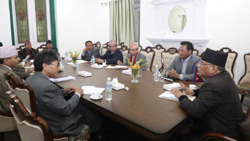 प्रधानमन्त्री पुष्पकमल दाहाल “प्रचण्ड”ले ट्रङ्क र डेडिकेटेड व्यवसायीले विद्युत प्राधिकरणलाई भुक्तानी गर्नुपर्ने बक्यौता पनि उठ्ने, उद्योग पनि चल्ने बिकल्पमा जानुपर्ने बताएका छन् ।