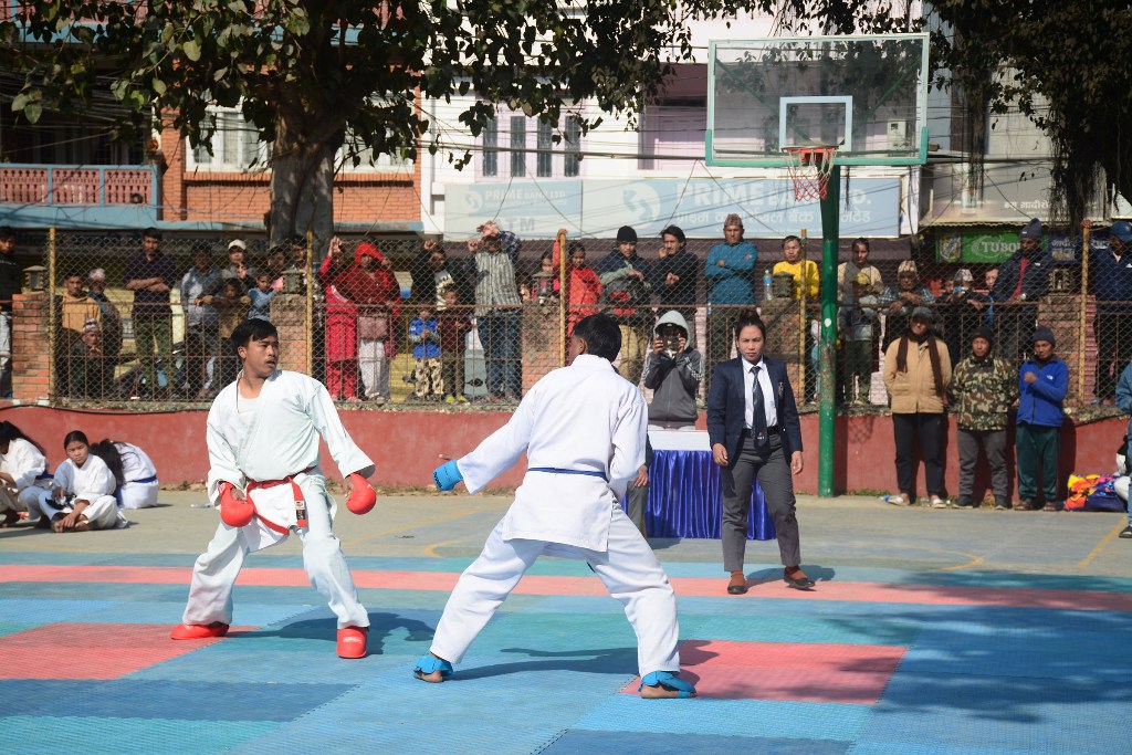 बास्केटबल कोर्टमा कराते