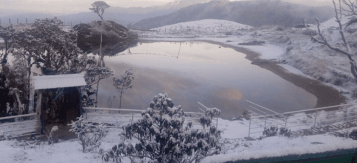 तीनजुरे हिउँले सेताम्ये