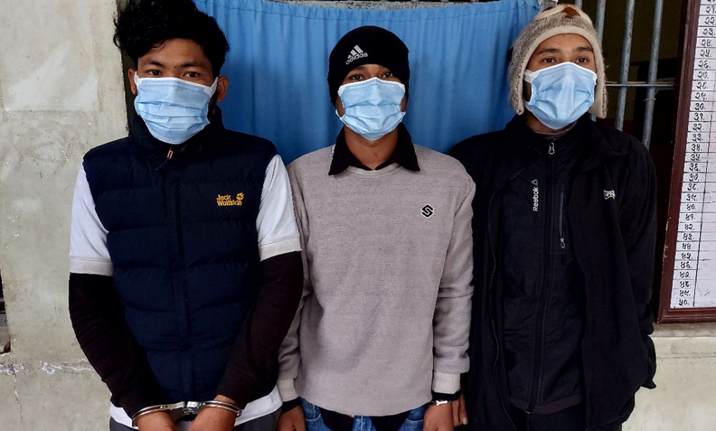 तीनजना पक्राउ