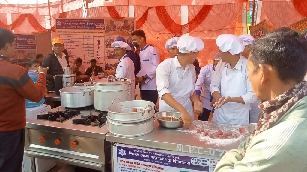 बर्दिबासमा सडक खाना महोत्सव