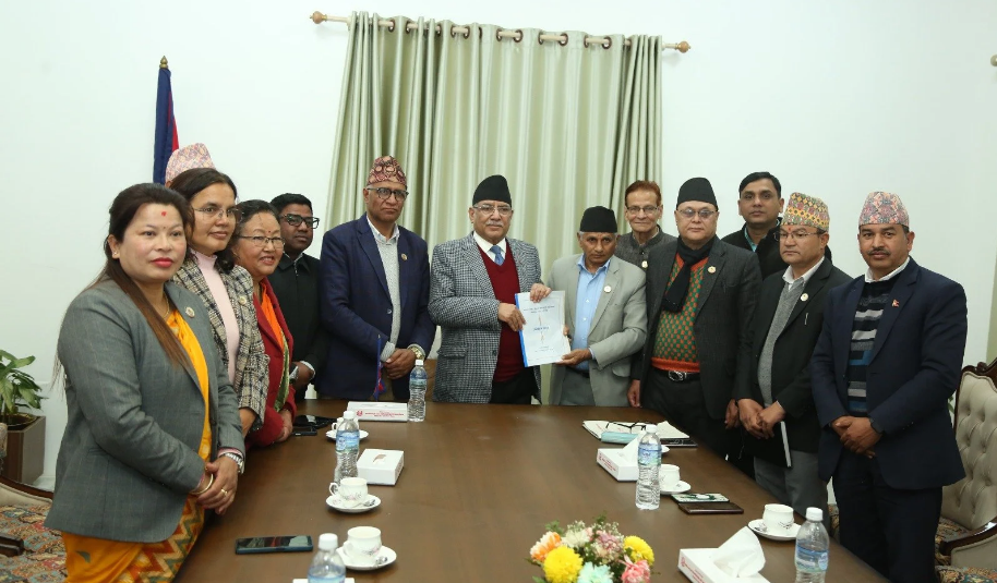 प्रधानमन्त्रीलाई हस्तान्तरण