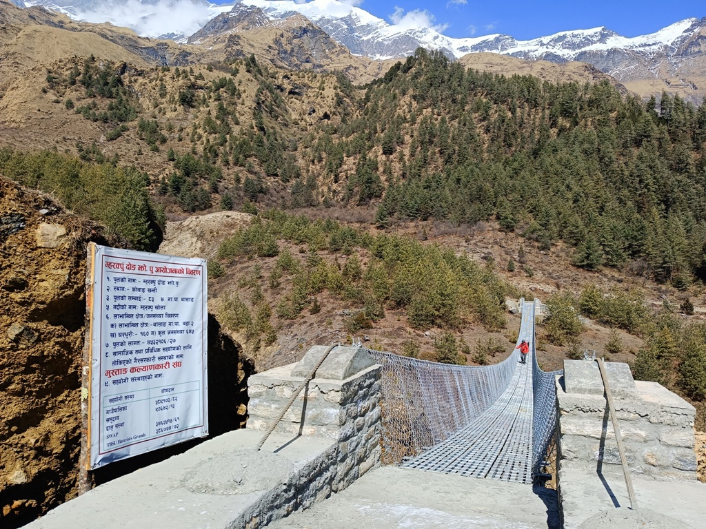 मुस्ताङको पदमार्गमा झोलुङ्गे पुल निर्माण