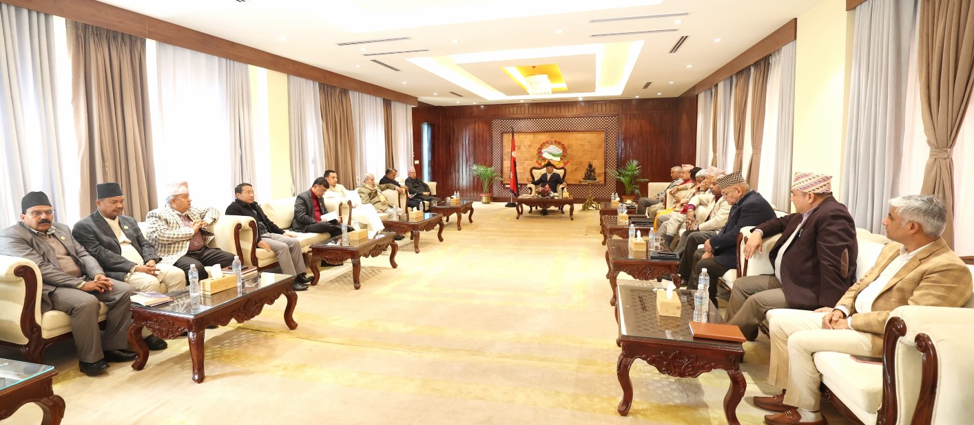 प्रधानमन्त्री प्रचण्ड मुख्यमन्त्रीहरुसँग