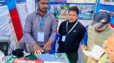 अनुसन्धानकर्मीलाई झुक्याइरहेको बाँदर