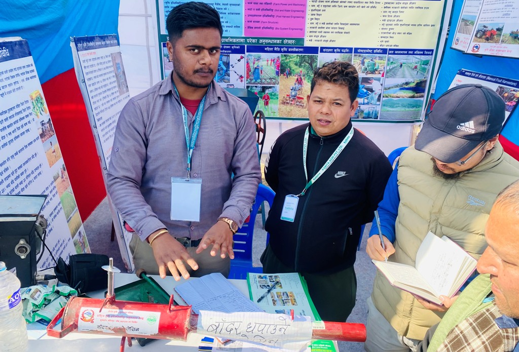 अनुसन्धानकर्मीलाई झुक्याइरहेको बाँदर