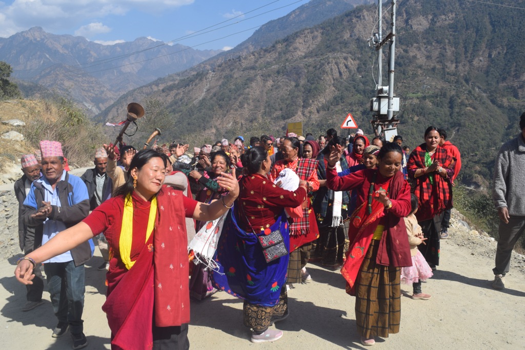 म्याग्दीको बादीकाको भिरमा सडक ढलान भएपछि ...