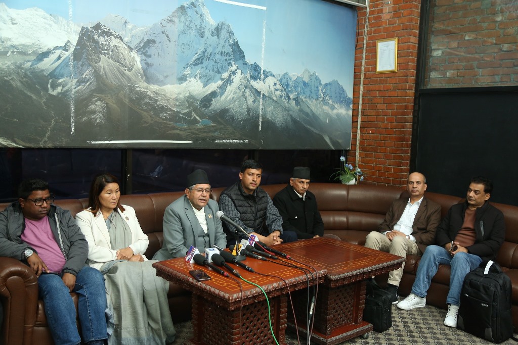 देवराज घिमिरे एयरपोर्टमा