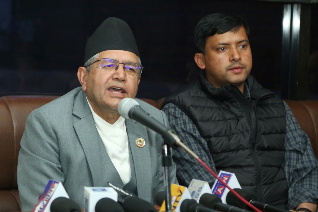 देवराज घिमिरे एयरपोर्टमा