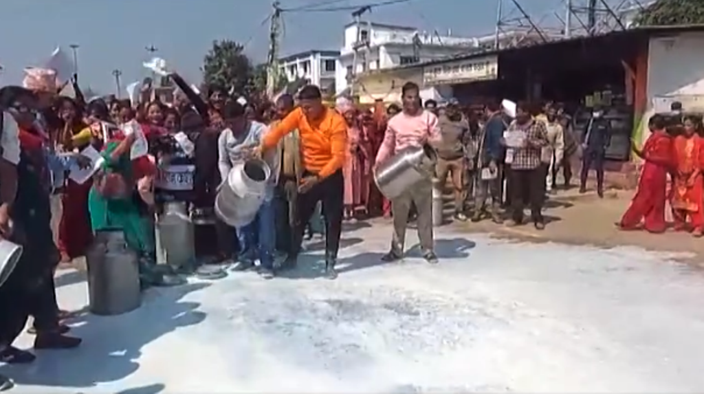 सडकमा दूध पोखेर किसान आन्दोलित
