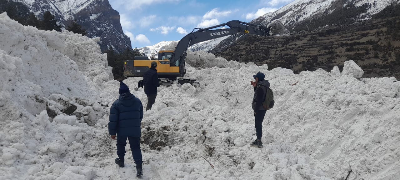 मनाङमा हिमपहिरो