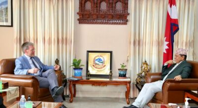 उपप्रधानमन्त्री श्रेष्ठसँग अमेरिकन राजदूत थम्प्सनकाे भेटवार्ता