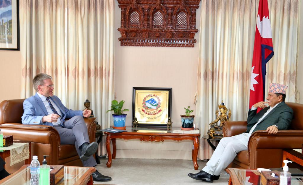 उपप्रधानमन्त्री श्रेष्ठसँग अमेरिकन राजदूत थम्प्सनकाे भेटवार्ता