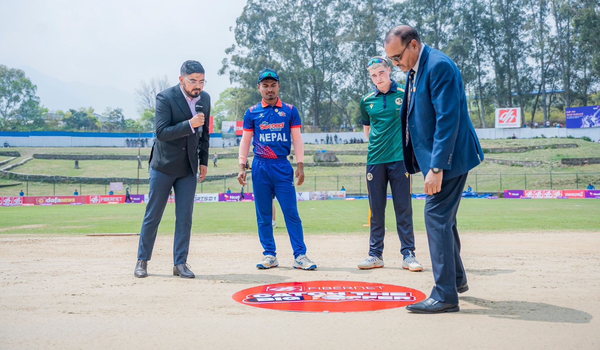 आयरल्याण्ड ‘ए’विरुद्ध टस जितेर ब्याटिङ गर्दै नेपाल