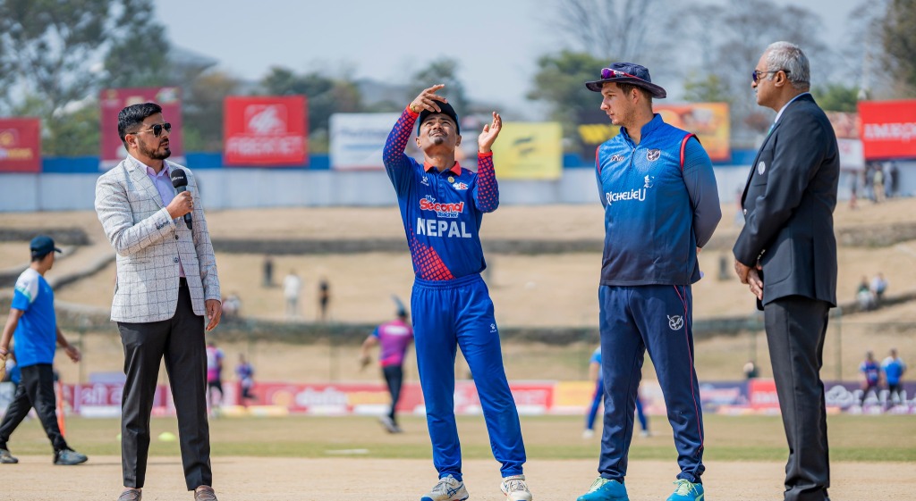 नामिबियाविरुद्ध टस हारेर ब्याटिङ गर्दै नेपाल