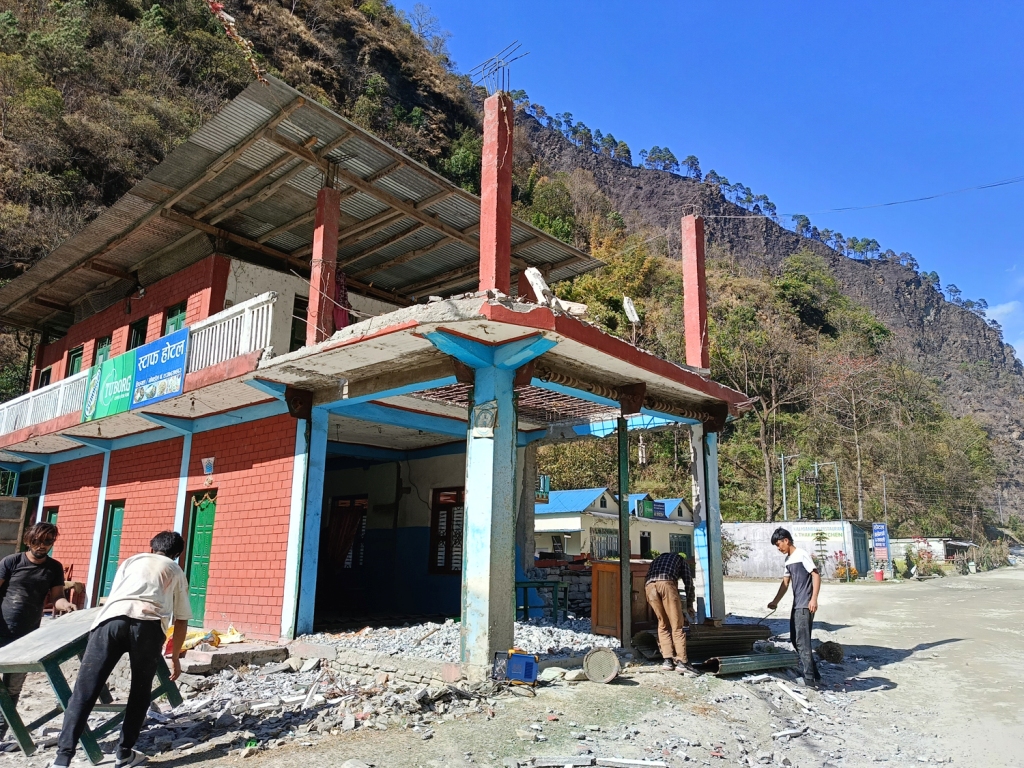 तिप्ल्याङमा घरटहरा भत्काउन