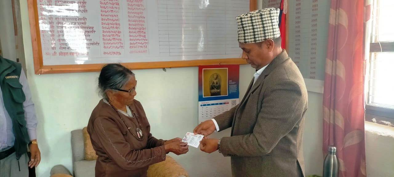 ८० औँ जन्मदिनमा नागरिकताको प्रमाणपत्र प्राप्त