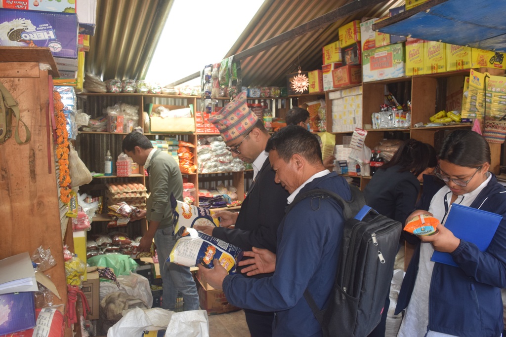 म्याग्दीको अन्नपूर्ण गाउँपालिकाका ग्रामीण भेगमा उपभोगको म्याद नाघेका खाद्य तथा पेय पदार्थ बिक्री भएको भेटिएपछि तिनलाई जफत गरिएको छ । सोमबार अन्नपूर्ण–६ घा