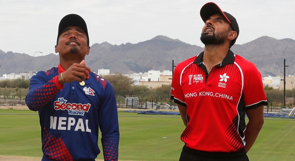 हङकङविरुद्ध पहिले बलिङ गर्दै नेपाल