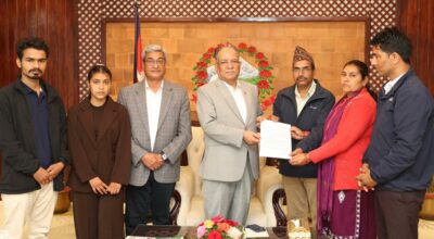 प्रधानमन्त्री प्रचण्डसँग विपिन जोशीका परिवारको भेट