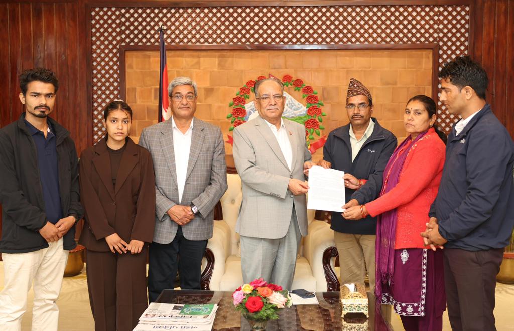 प्रधानमन्त्री प्रचण्डसँग विपिन जोशीका परिवारको भेट