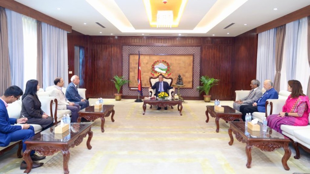 प्रधानमन्त्री प्रचण्ड प्राज्ञिकहरूसंग