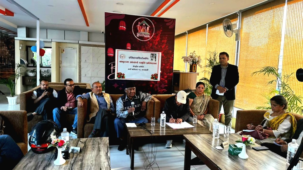 प्रा. डा. त्रिरत्न मानन्धर