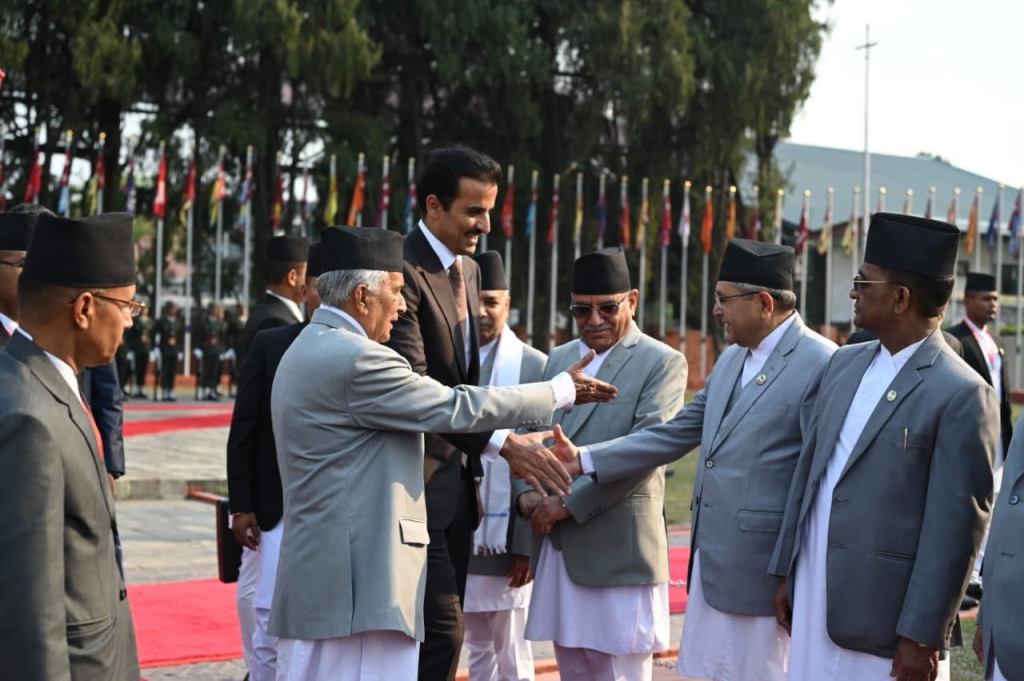 कतारका राजा आइपुगे नेपाल, राष्ट्रपति गरे स्वागत