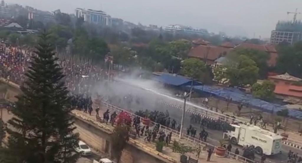 राप्रपाको जुलुसमा प्रहरीद्वारा अश्रुग्यास र पानीको फोहोरा प्रहार