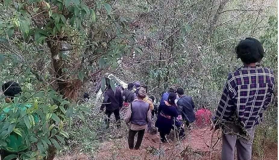 सिन्धुपाल्चोकमा जन्ती बोकेको बस दुर्घटना