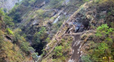 गोरखाको रुन्चेतगाउँ पुग्न भिर खोपेर झोलुङ्गे पुल बनाइँदै