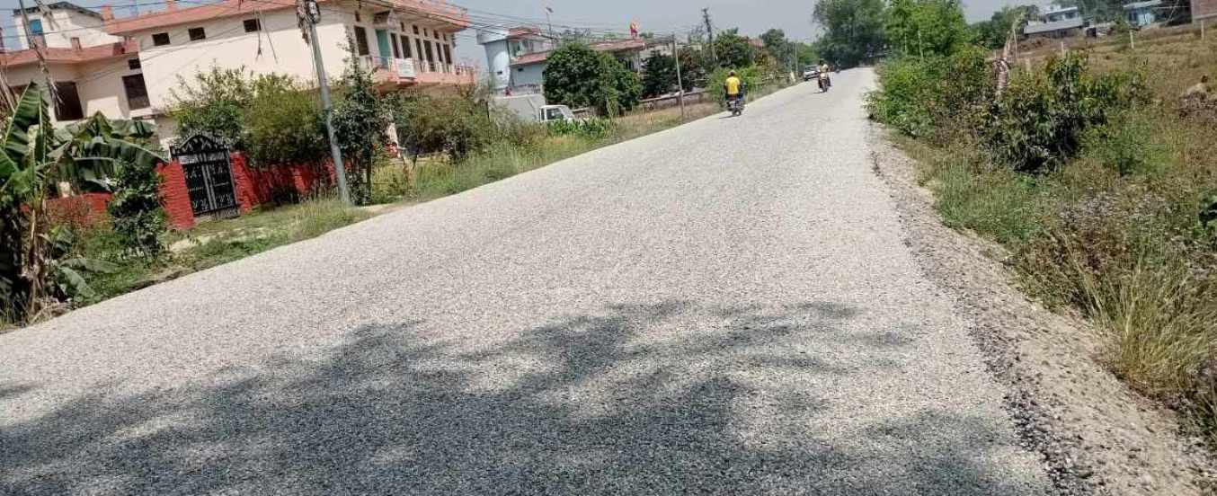 धनगढी–दिपायल द्रतमार्ग धमाधम कालोपत्र हुँदै