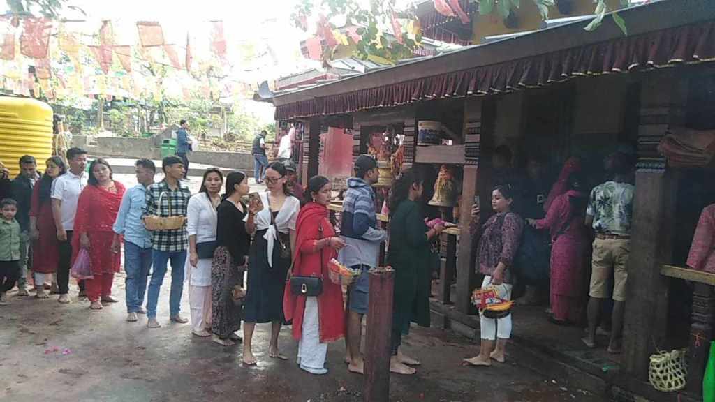 आज धरानका मन्दिरमा दर्शनार्थीको घुइँचो
