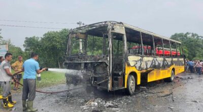 चितवनमा विद्यार्थी लिन हिँडेको बसमा पेट्रोल बम प्रहार