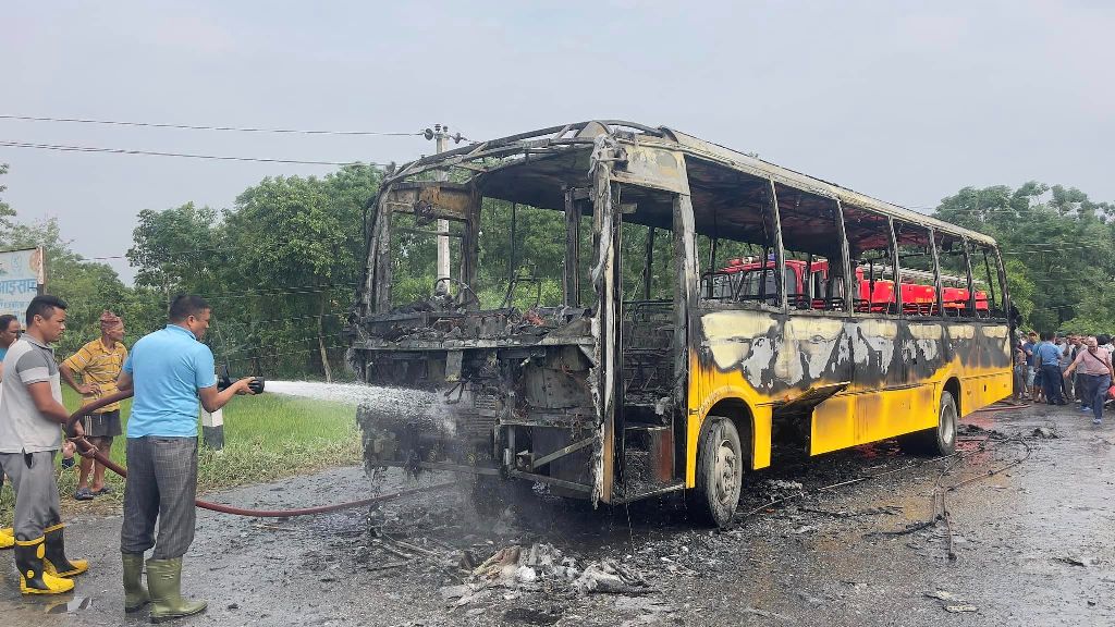 चितवनमा विद्यार्थी लिन हिँडेको बसमा पेट्रोल बम प्रहार