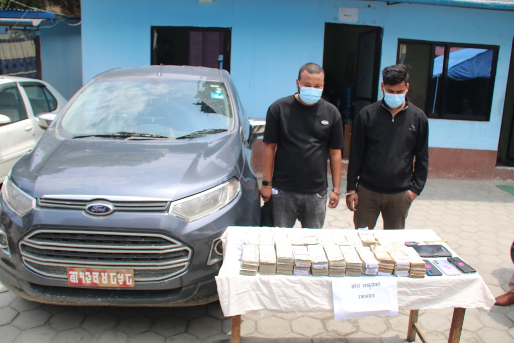 ९८ लाखसहित पक्राउ परेका सुन तस्करीमा संलग्न दुई जना सार्वजनिक