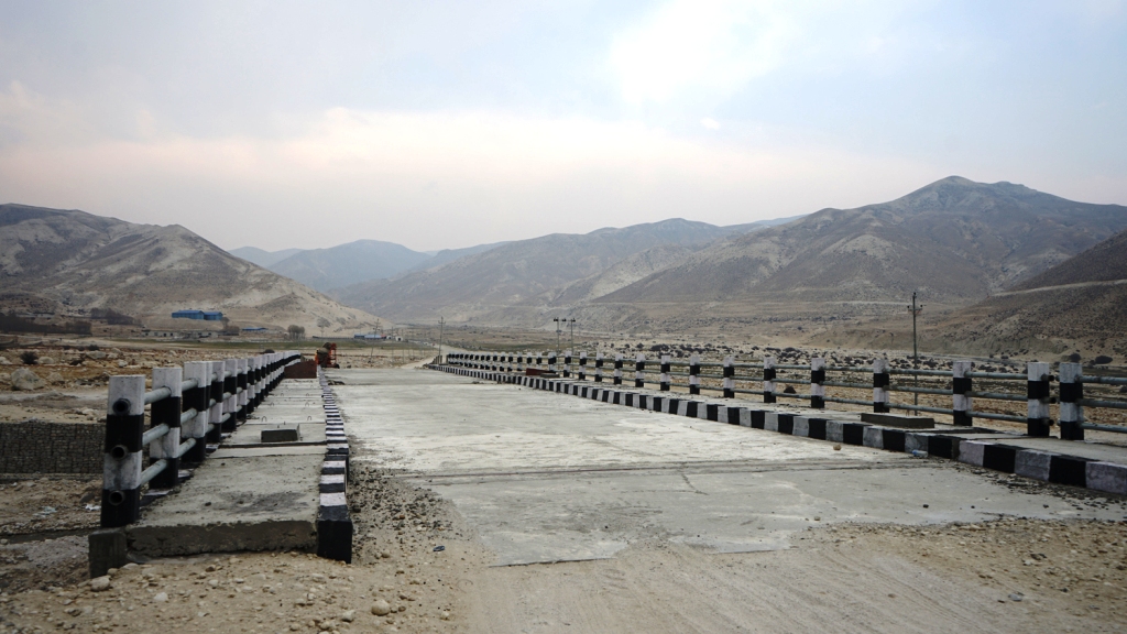 लोमान्थाङको नाम्डोक खोलामा पक्की पुल निर्माण