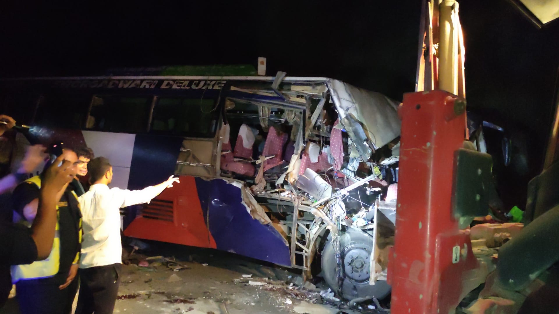 चार सवारी साधन एकापसमा ठोक्किए