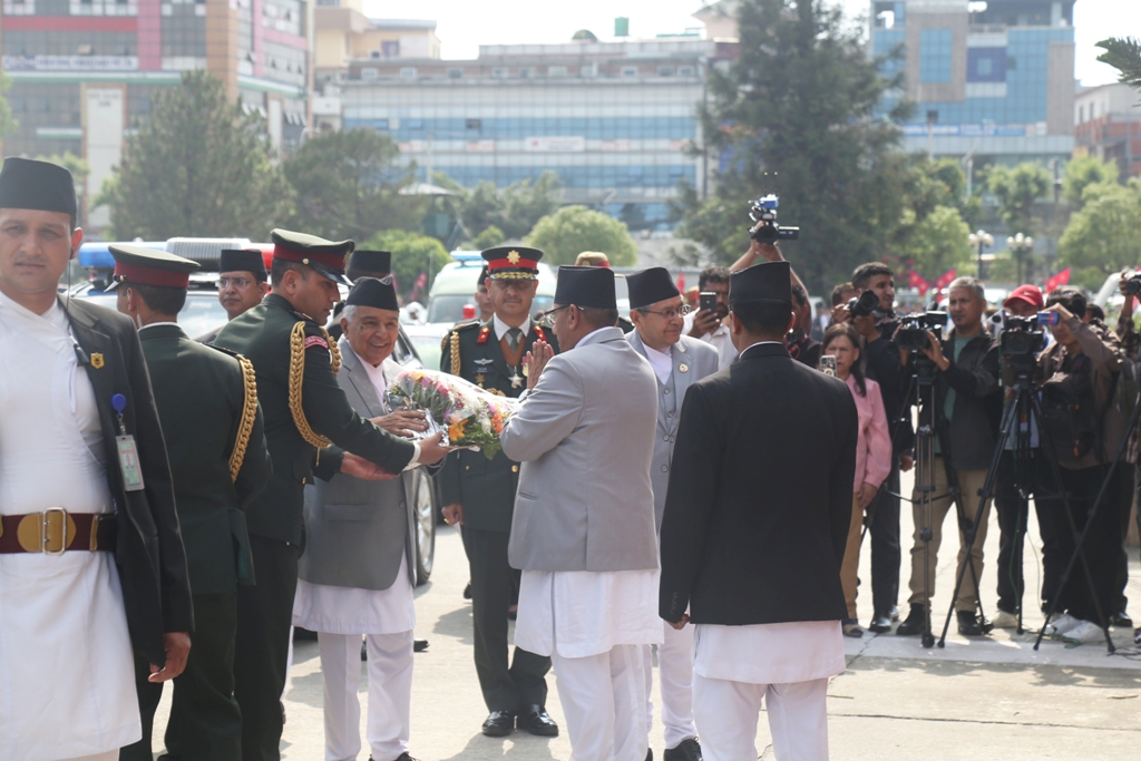 राष्ट्रपति पौडेल सामान्य सवारीमा पुगे संसद भवन