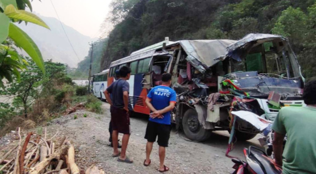 चार सवारी साधन एकापसमा ठोक्किए