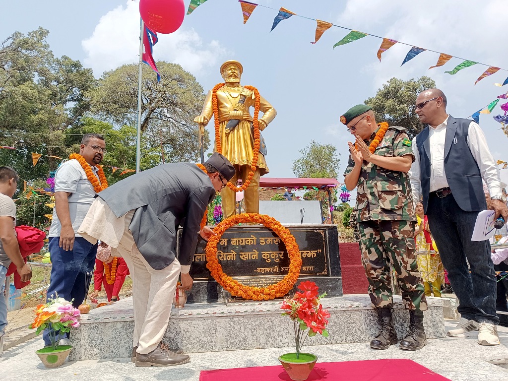 अमरगढी किल्लामा राष्ट्रिय विभूति थापाको पूर्णकदको सालिक अनावरण