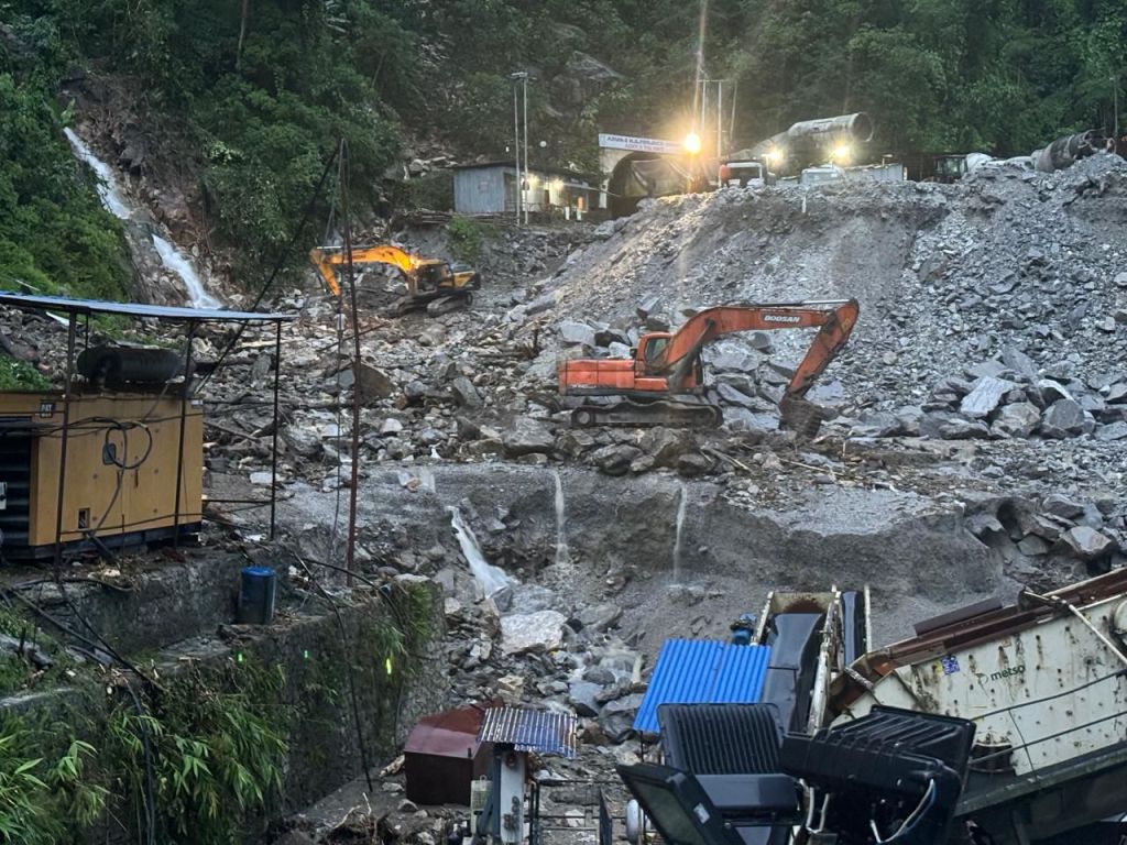 पहिरोमा पुरिएर अरुण तेस्रो जलविद्युतका एक मजदुरको मृत्यु, दुईजना घाइते