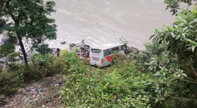 कारसँग बस ठोक्किएर त्रिशूली किनारमा खस्यो